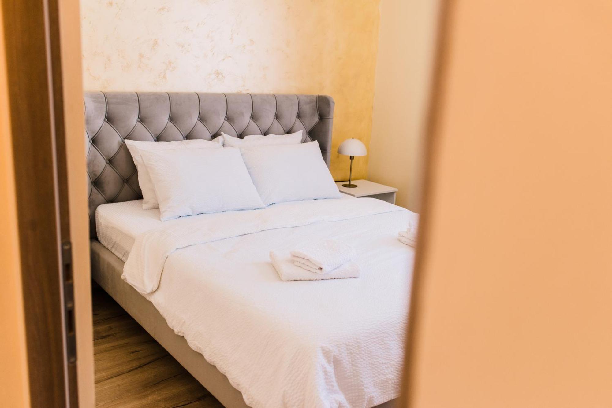 Central White Apartment Сату-Маре Экстерьер фото