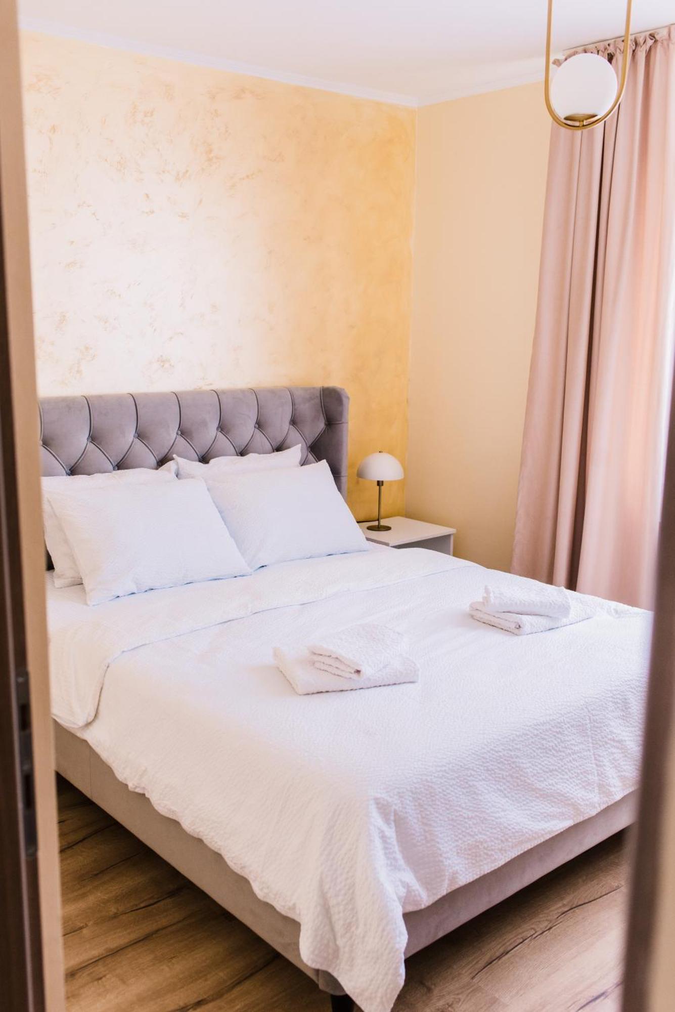 Central White Apartment Сату-Маре Экстерьер фото